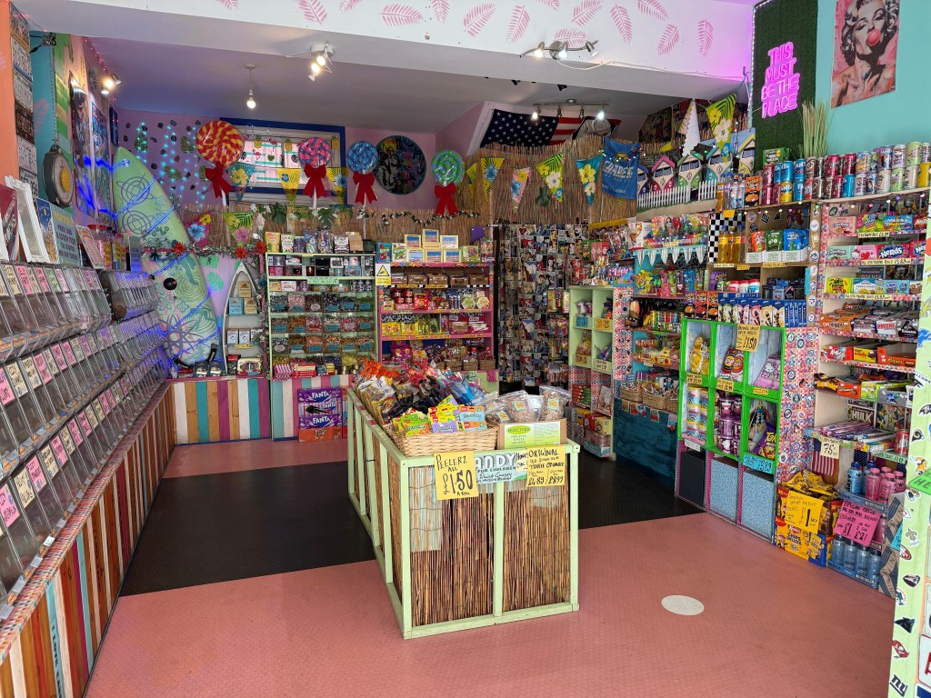 Lot: 70 - MIXED USE INVESTMENT IN TOWN CENTRE - Internal view of retail unit